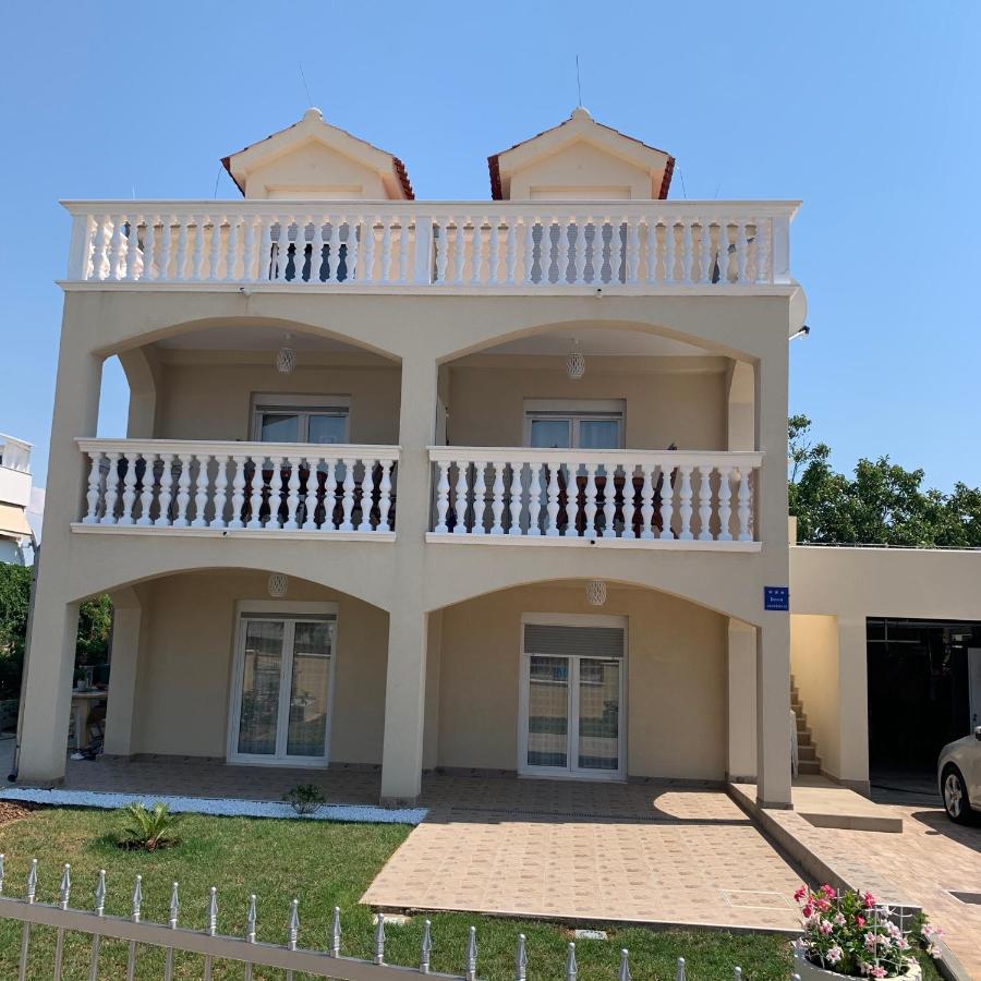 Apartments Mirela Водице Екстериор снимка