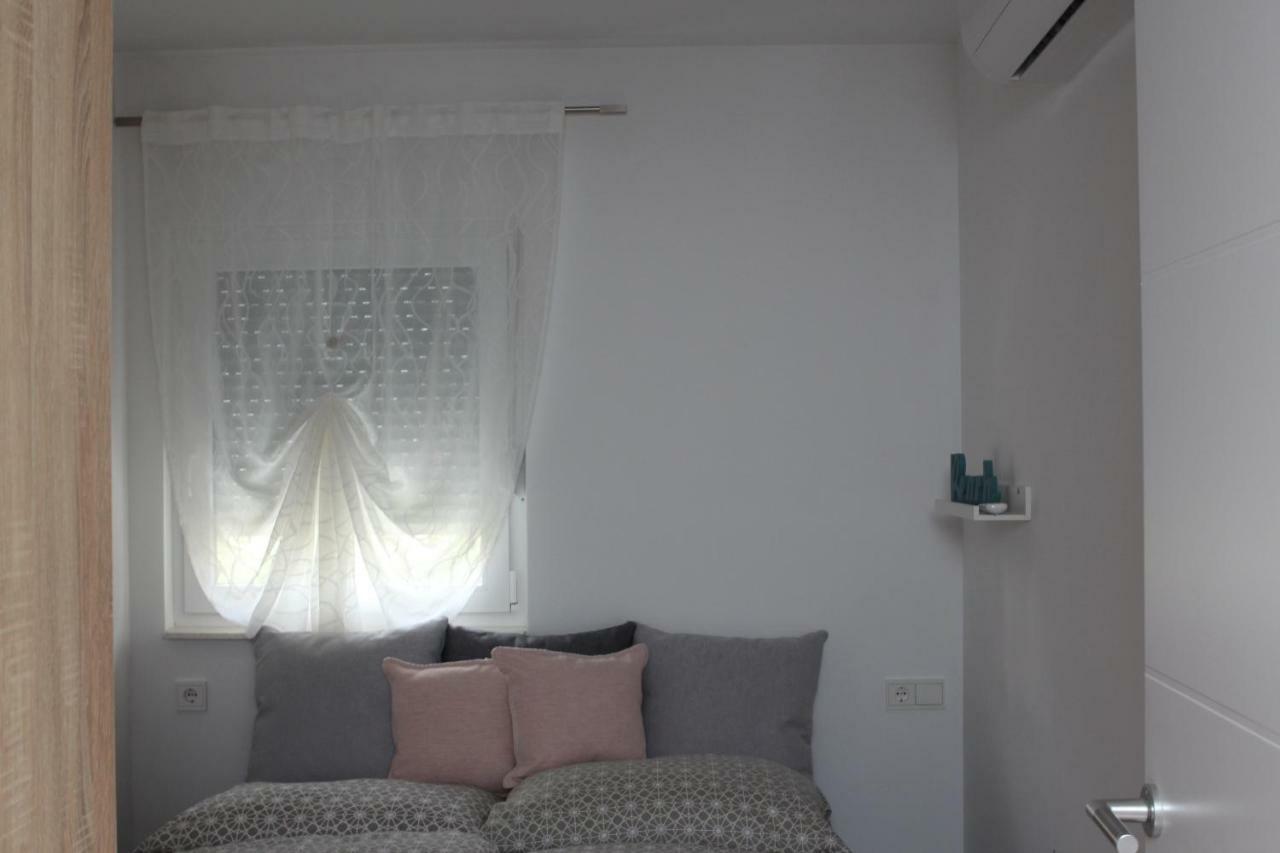 Apartments Mirela Водице Екстериор снимка